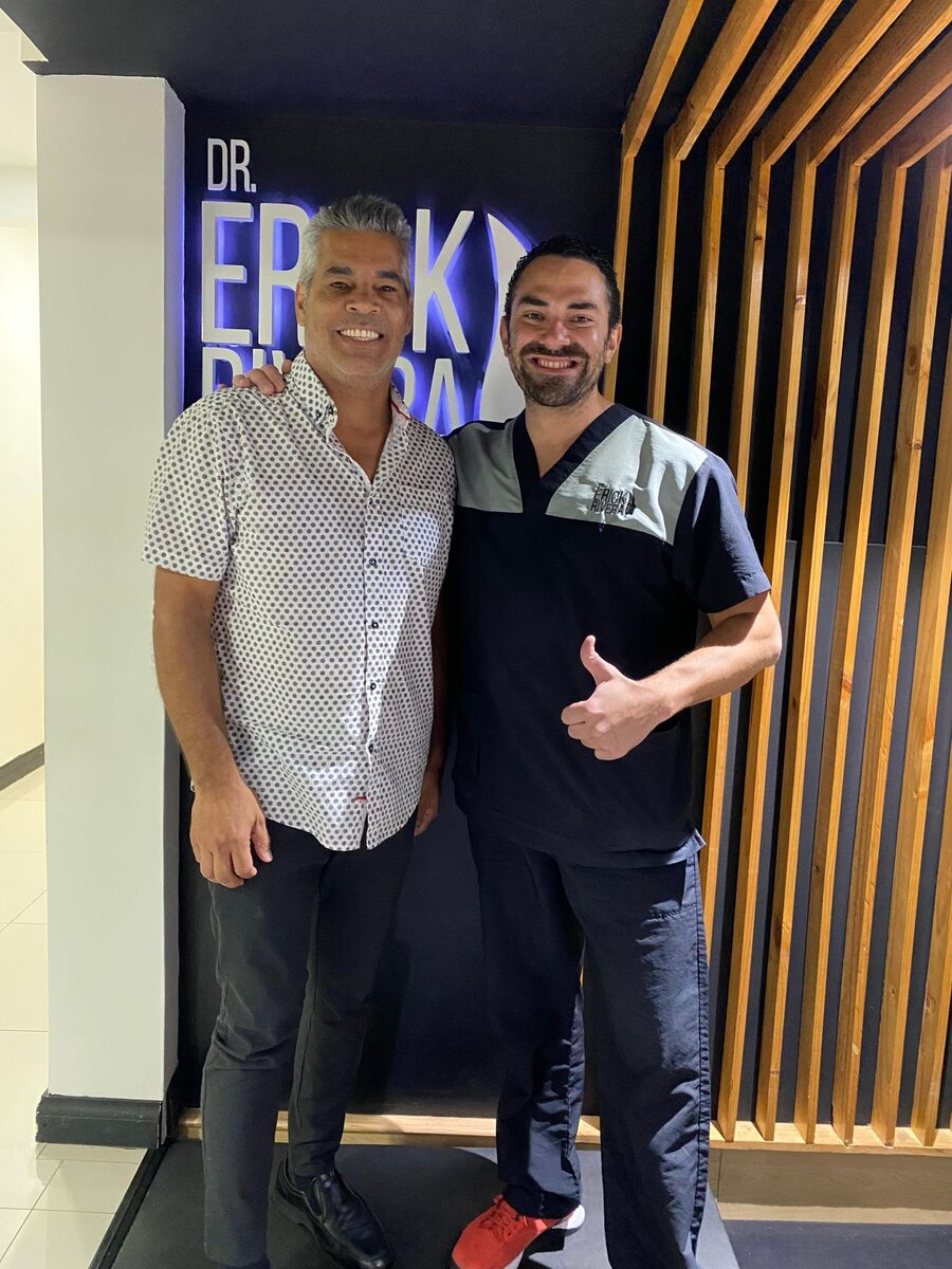 El Dr. Erick Rivera con un paciente en la clínica de San José, Costa Rica.