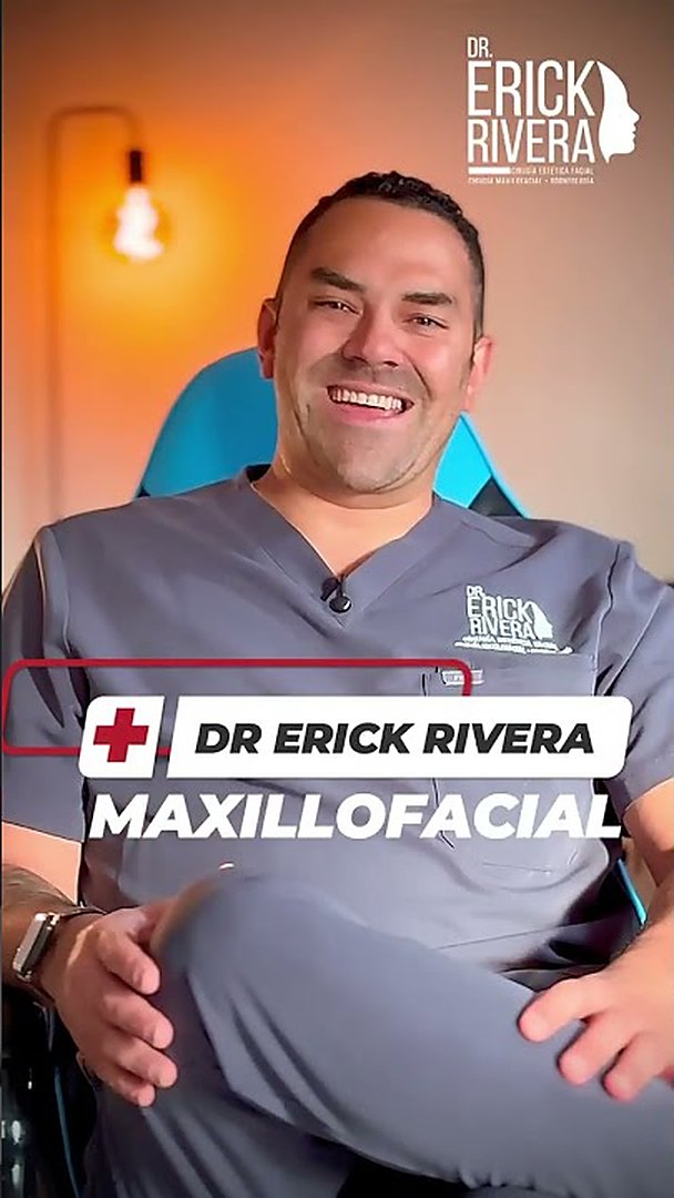 El Dr. Erick Rivera explicando el tratamiento de arcada completa con implantes