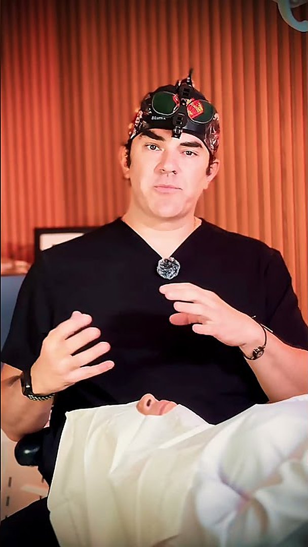 El Dr. Erick Rivera trabajando en el quirófano